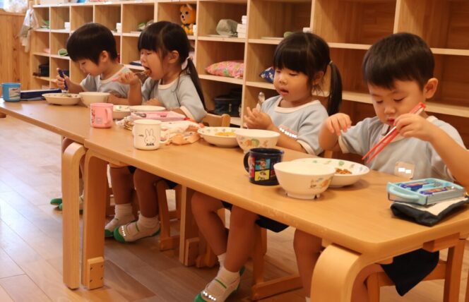 初めての給食 (第２すずかきしおか幼稚園)