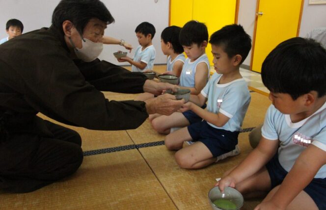 お茶の稽古(すずか幼稚園・第２すずかきしおか幼稚園)