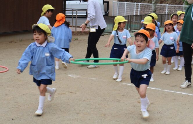 フラフープで遊ぼう♪ (第２すずかきしおか幼稚園)