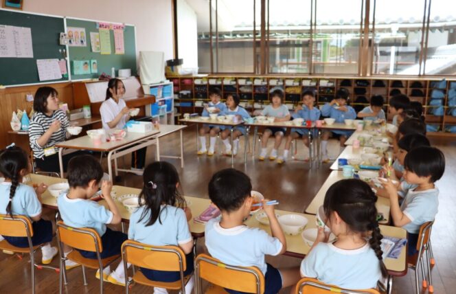 楽しい給食の時間♪ (すずか幼稚園)