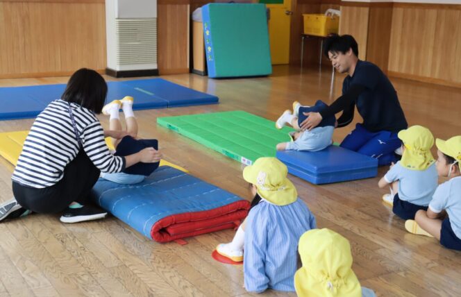 でんぐり返りに挑戦！ (すずか幼稚園)