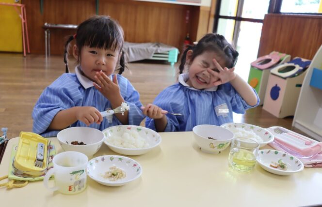 みんなで食べるとおいしいね🍎(すずか幼稚園)