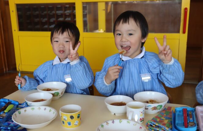 給食の時間 (すずか幼稚園)