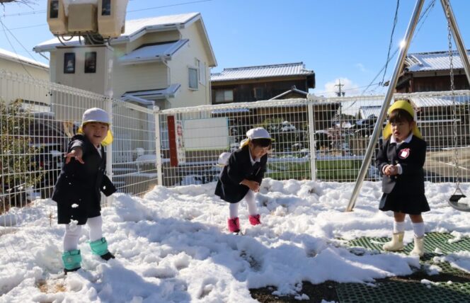 雪に大喜び⛄ (すずか幼稚園)